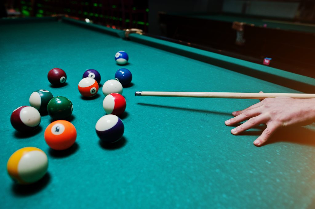 Cara Memilih Meja Billiard. Sumber: freepik.com