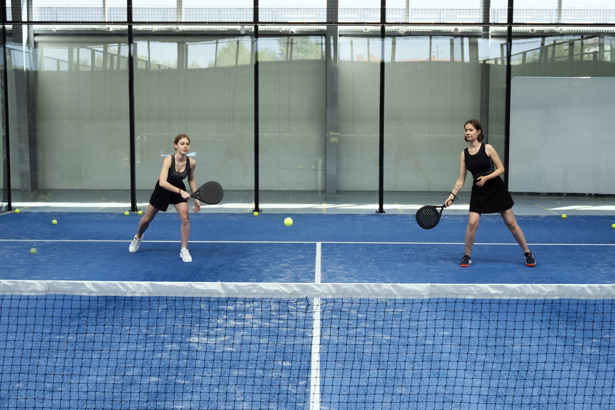 kelebihan lapangan padel panoramic. Sumber: freepik.com