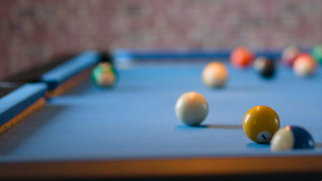 Merawat Kain Meja Billiard. Sumber: magnific.com